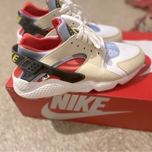 Women’s NIKE HUARACHE, Cream Blue Orange &Ying Yang Patch NEW CONDITION WITH BOX
